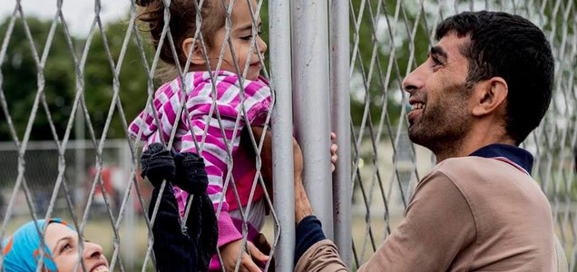 2015 - Land grabbing, avagy jövőre menekült leszek én is Idén hazánk tökéletes bepillantást nyerhetett a közelgő jövőbe. Nemcsak a hihetetlen méretű népvándorlást tapasztalhatta meg, de szemtanúja volt annak is, amint a választott vezetői a nemzeti termőföldvagyont magánosítják. Talán csak első hangzásra tűnik furcsának, de a migráns-válság és a birtokkoncentráció között szoros kapcsolat van.