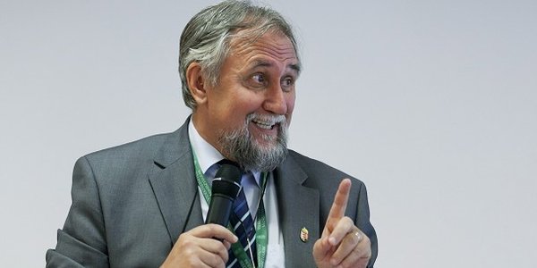 Ángyán József: ez egy új-gyarmatosítási folyamat - amit Önnek is tudnia kell a földprivatizációról Egy feudális, hűbéri birtokadományozó, korrupt rendszer kiépítésének és megszilárdításának, egy zsákmányszerzési folyamatnak vagyunk szemtanúi és elszenvedői. Ez is része és egyik állomása annak a gyorsuló és ma megállíthatatlannak tűnő új-gyarmatosítási folyamatnak, amelynek törvényszerű és előrelátható végső következménye a vidéki térségek kiürülése, a helyi közösségek felbomlása, valamint a nagyvárosok környéki nyomornegyedek kialakulása.