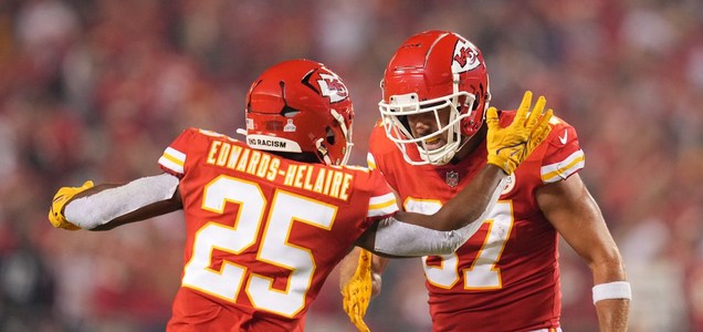 Chiefs hold on for wild 30-29 victory over rival Raiders
