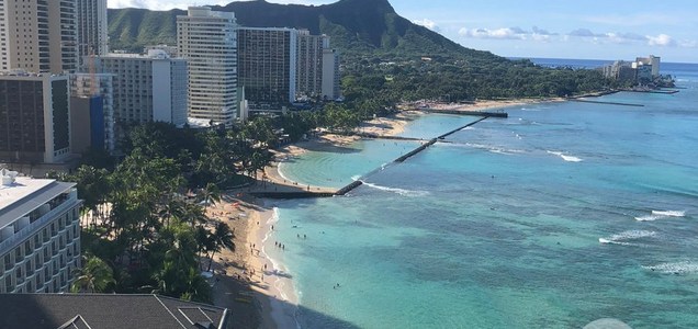 今週のハワイの壁紙 眼下に広がるビーチを眺める幸せ ツイレポ
