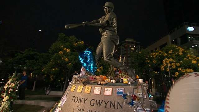 MLB pays tribute to Gwynn before Game 3