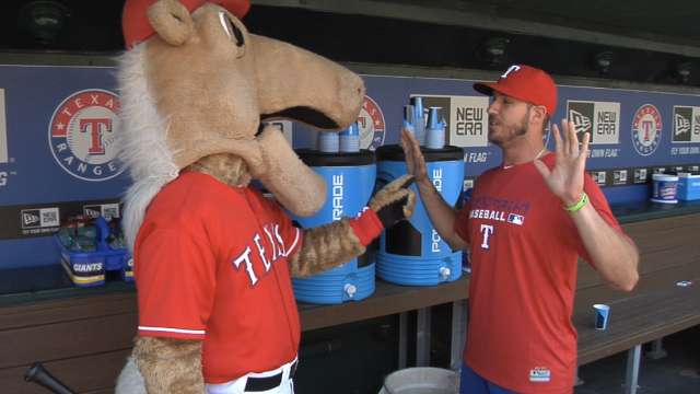 Houston Astros' mascot Orbit trolls Texas Rangers' J.P. Arencibia