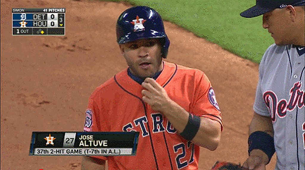 Altuve, Cabrera untuck each other's jerseys 