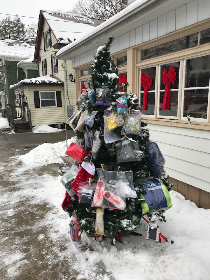  Elderly Man Hangs Gifts For Less Fortunate On Christmas Tree Outside His Home Display?key=fd92ebbc52fc43fb98f69e50e7893c13&url=https%3A%2F%2Fi.redd.it%2F46peyh9mhp401